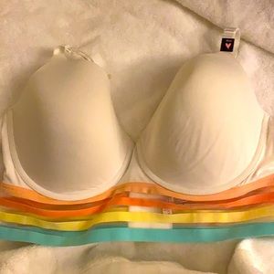 NWT Victoria’s Secret lightly lined T-shirt bra